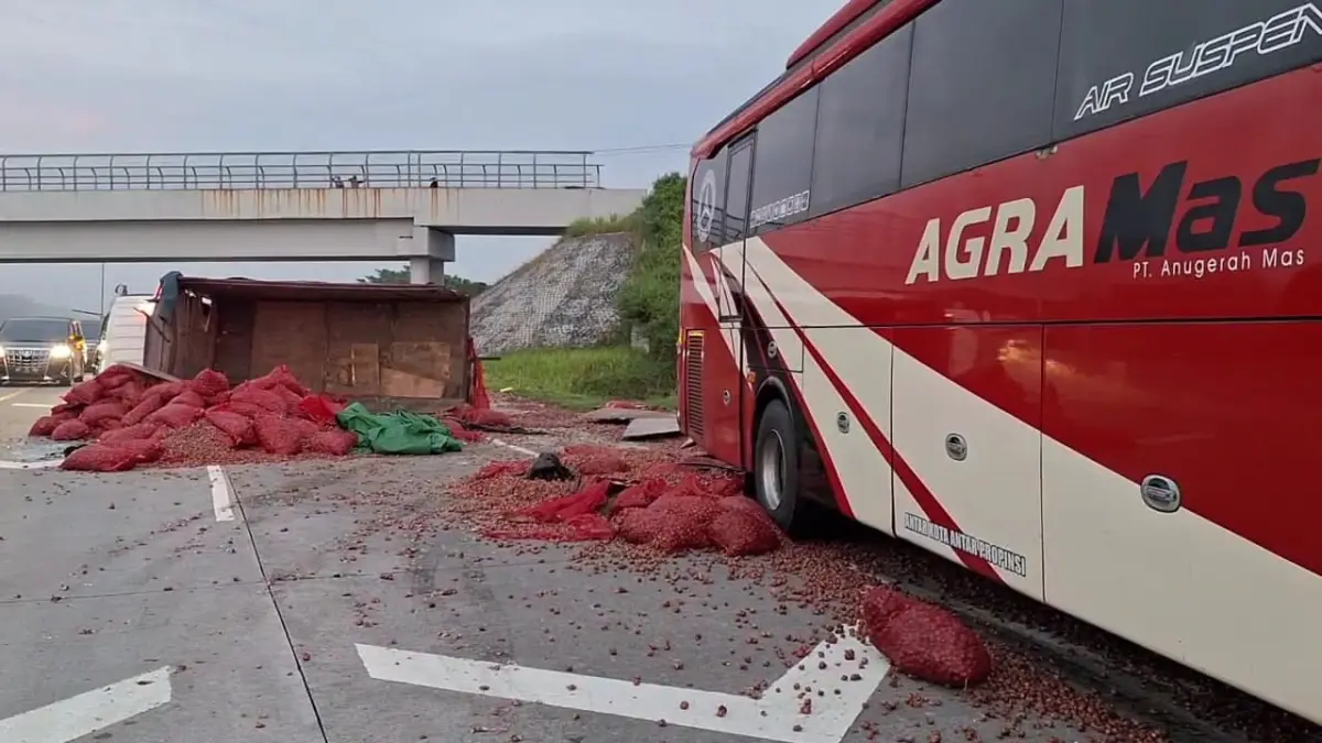 Kondisi bus Agra Mas ringsek usai menabrak truk bermuatan bawang merah di Tol Ngawi, Sabtu dini hari. FOTO: ISTIMEWA