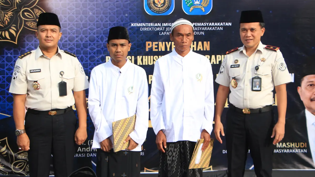 Penyerahan simbolis remisi Idulfitri kepada warga binaan Lapas Kelas I Madiun sebagai bentuk penghargaan atas perilaku baik. FOTO: ISTIMEWA
