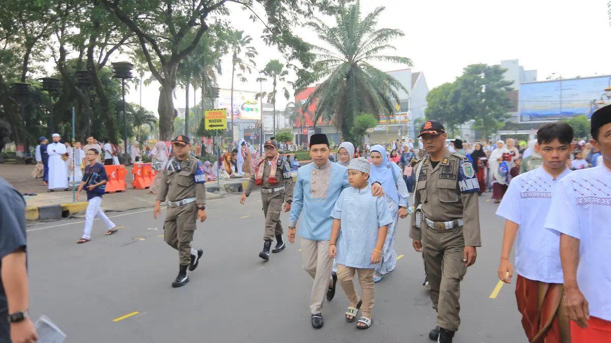Plt Wali Kota Madiun Bagus Panuntun salat idul fitri di Masjid Agung Baitul Hakim, Sabtu (21/3). (BAGAS BIMANTARA/RADAR MADIUN)
