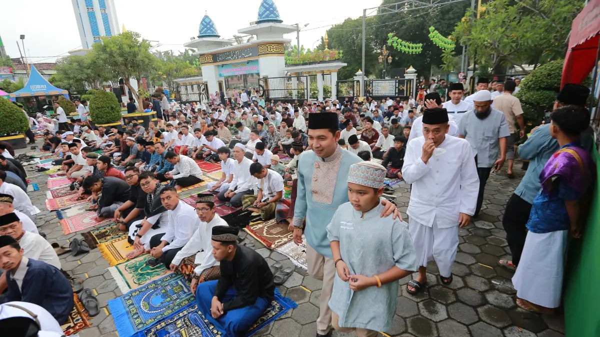 Ribuan jemaah memadati Masjid Agung Baitul Hakim Madiun saat pelaksanaan salat Idulfitri hingga meluber ke halaman luar masjid. BAGAS BIMANTARA/RADAR MADIUN