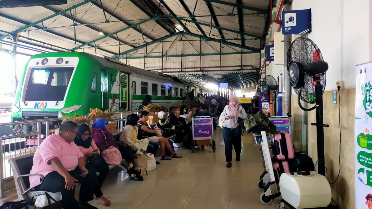 Suasana kepadatan penumpang di Stasiun Madiun selama masa Angkutan Lebaran 2026 yang mencapai ratusan ribu pelanggan. FOTO: HUMAS KAI DAOP 7 MADIUN