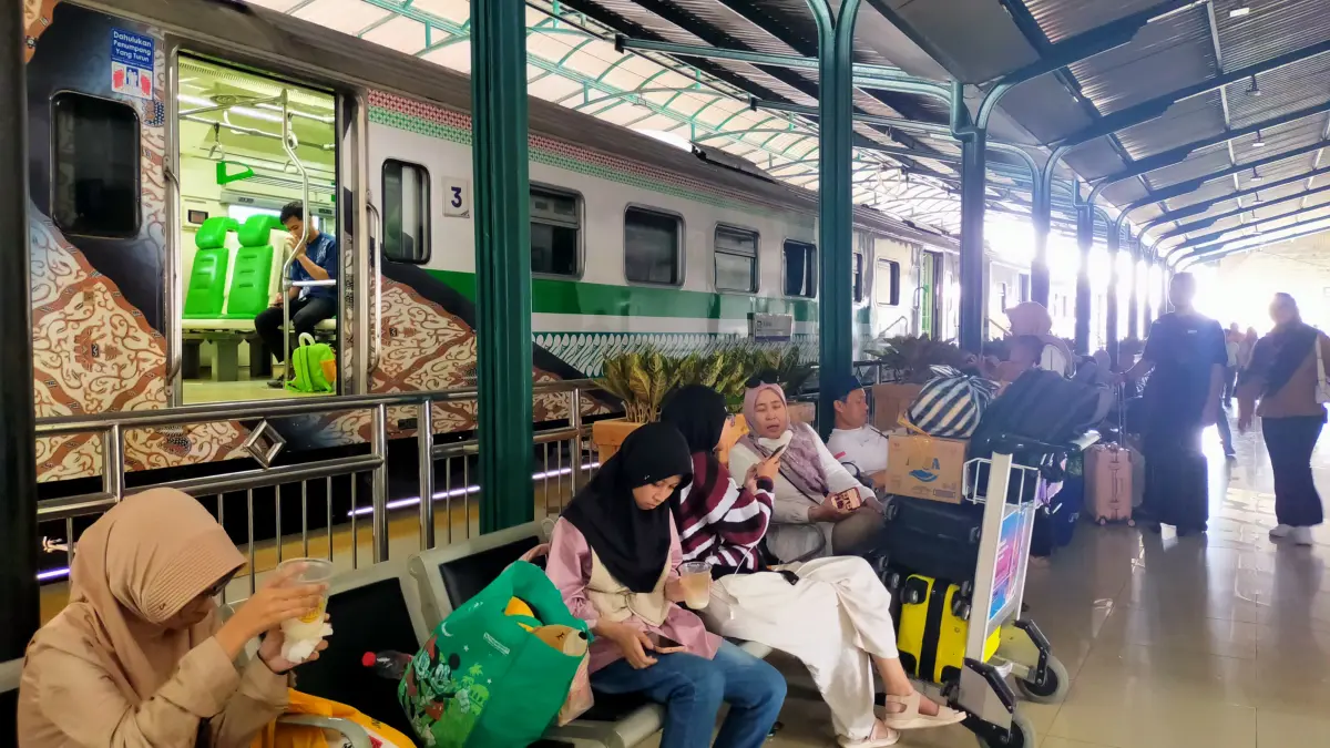 Kepadatan penumpang di Stasiun Madiun pada hari kedua Lebaran 2026 saat mobilitas masyarakat masih tinggi. FOTO: HUMAS KAI DAOP 7 MAIDUN