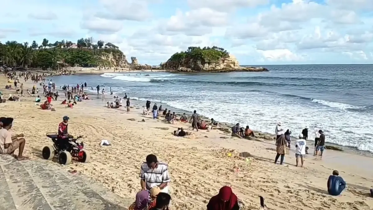 Kepadatan wisatawan di Pantai Klayar Pacitan saat H+1 Lebaran 2026. NUR CAHYONO/RADAR PACITAN