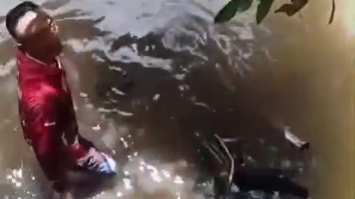 MISTERIUS: Sebuah motor ditemukan di dalam sungai di Madiun, dekat Waduk Saradan.