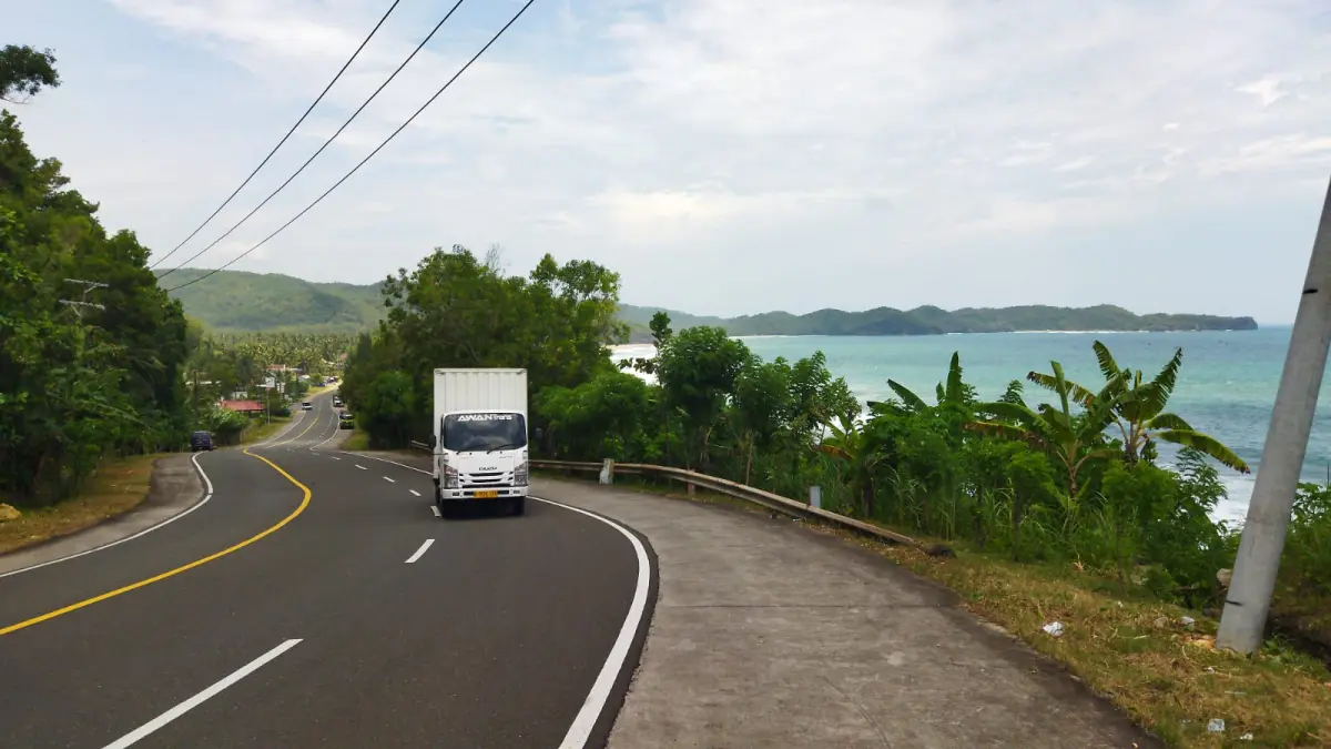 Suasana jalur lintas selatan di Pacitan.