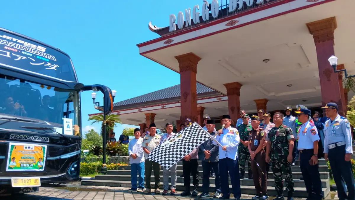 Bupati Madiun melepas ratusan peserta program balik gratis Lebaran 2026 di Pendopo Ronggo Djumeno Caruban. FOTO: LODITYA FERNANDES/RADAR MADIUN