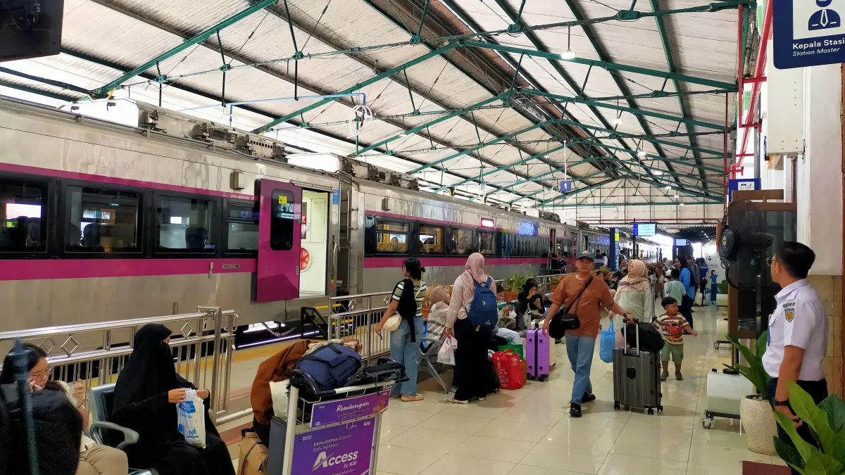 Kepadatan penumpang di Stasiun Madiun saat H2 Lebaran 2026 yang mencetak rekor tertinggi. FOTO: Humas KAI Daop 7 Madiun