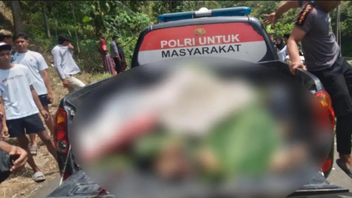 Petugas mengevakuasi korban kecelakaan motor yang terjun ke jurang di wilayah Kare, Kabupaten Madiun. FOTO: POLSEK KARE