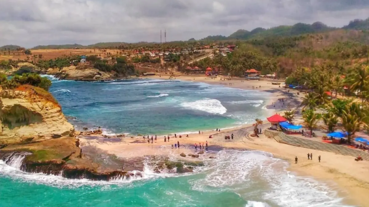 Keindahan pantai di Pacitan yang tetap menjadi favorit wisatawan selama libur Lebaran 2026. DOK RADAR PACITAN