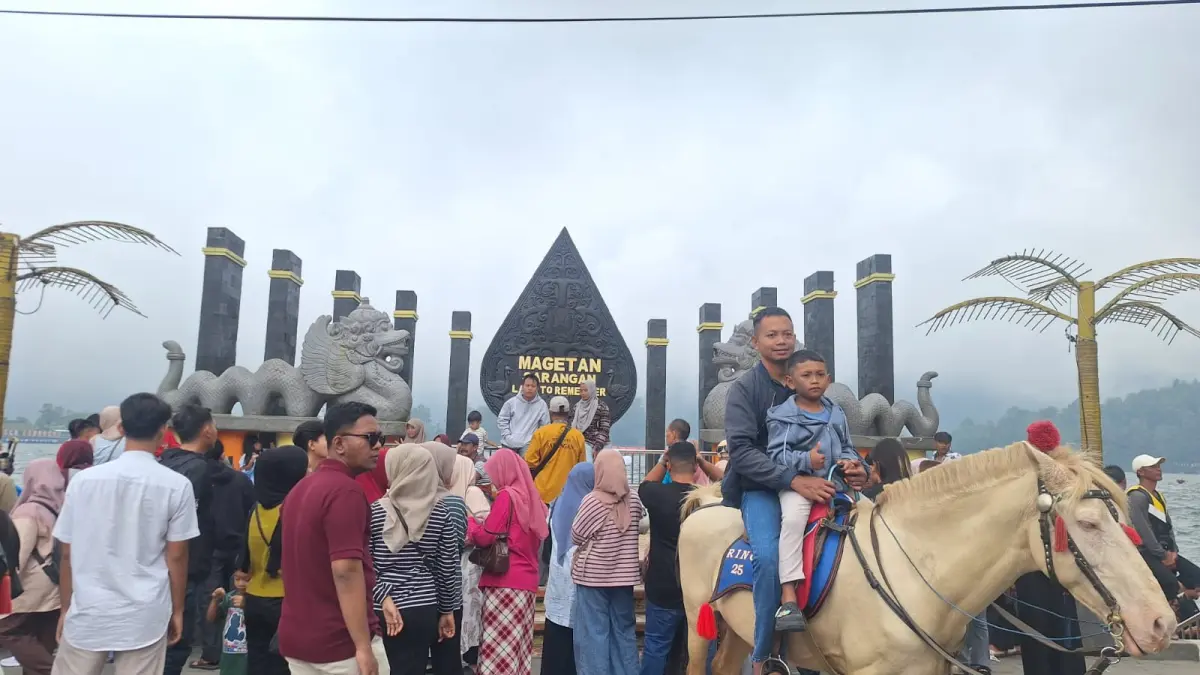 Kepadatan wisatawan di Telaga Sarangan Magetan saat libur Lebaran 2026. FOTO: APRILITA SARI/RADAR MAGETAN