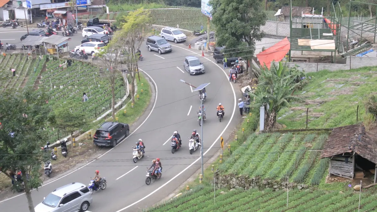 Kondisi jalur Plaosan–Sarangan yang ramai dan rawan saat libur Lebaran, kini dilengkapi layanan tambal ban gratis. AJI PUTRA/JAWA POS RADAR MAGETAN