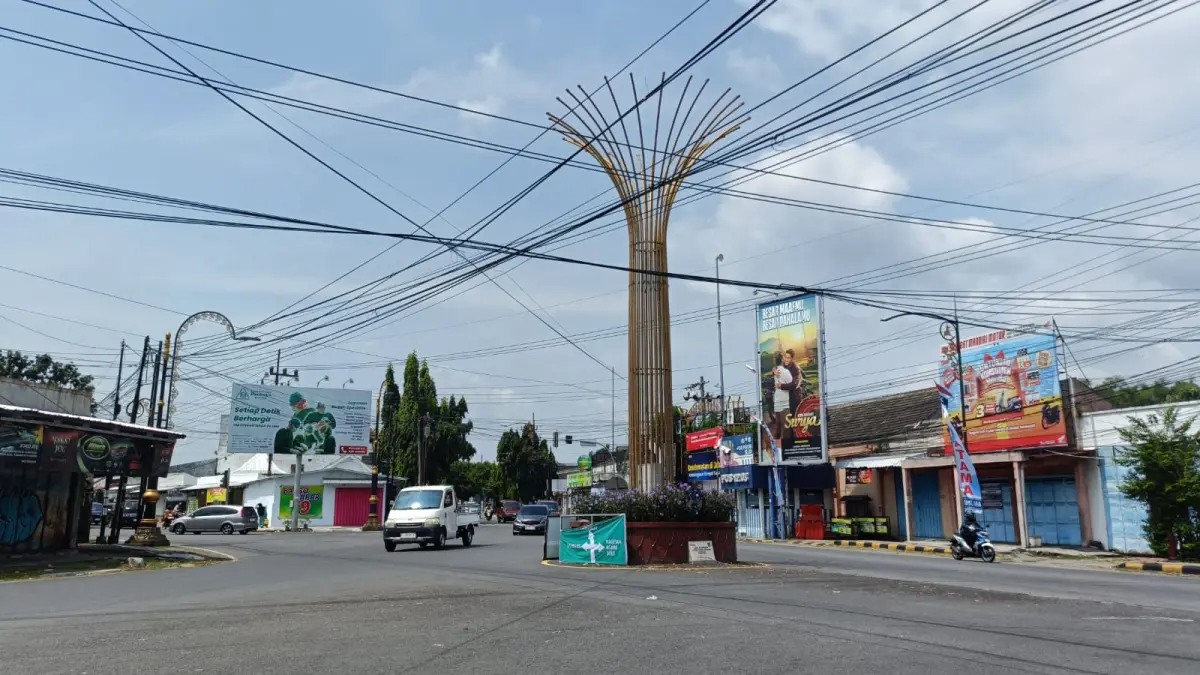 Kondisi lalu lintas di Kota Madiun saat H+3 Lebaran yang terpantau ramai lancar tanpa kemacetan signifikan. FOTO: HENGKY RISTANTO/RADAR MADIUN