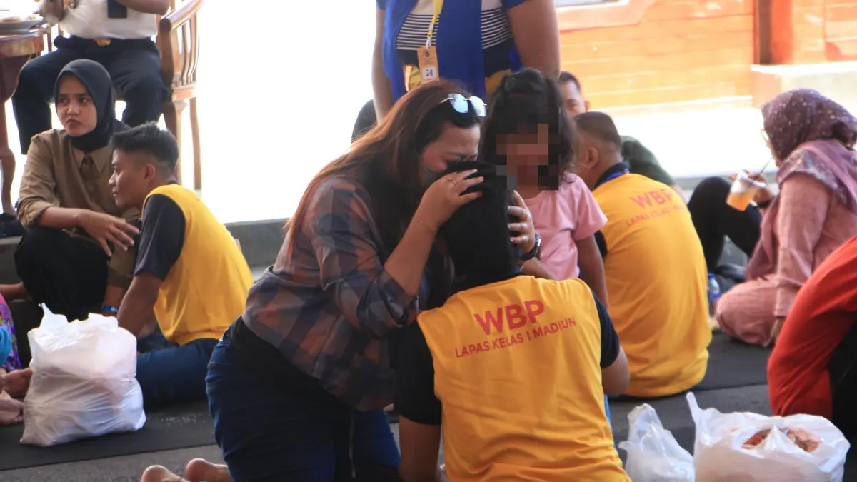 Kunjungan keluarga warga binaan di Lapas Kelas I Madiun saat momen Lebaran 2026. FOTO: HENGKY RISTANTO/RADAR MADIUN