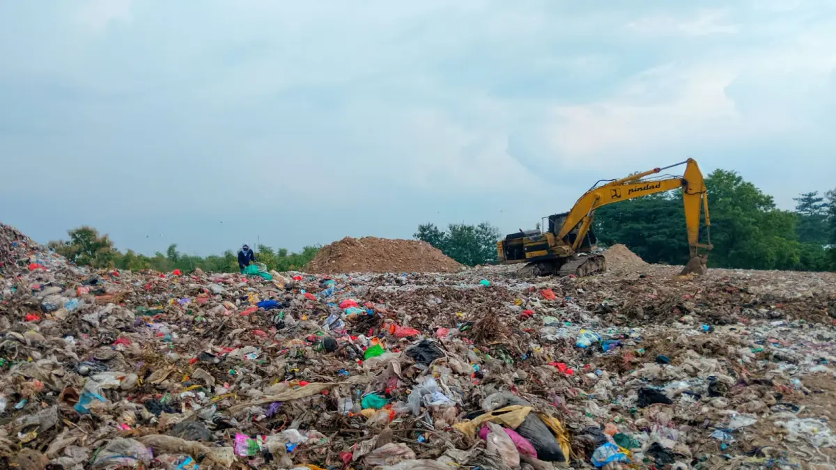 Lonjakan volume sampah di TPA Kaliabu Kabupaten Madiun selama libur Lebaran 2026. FOTO: DOK RADAR MADIUN