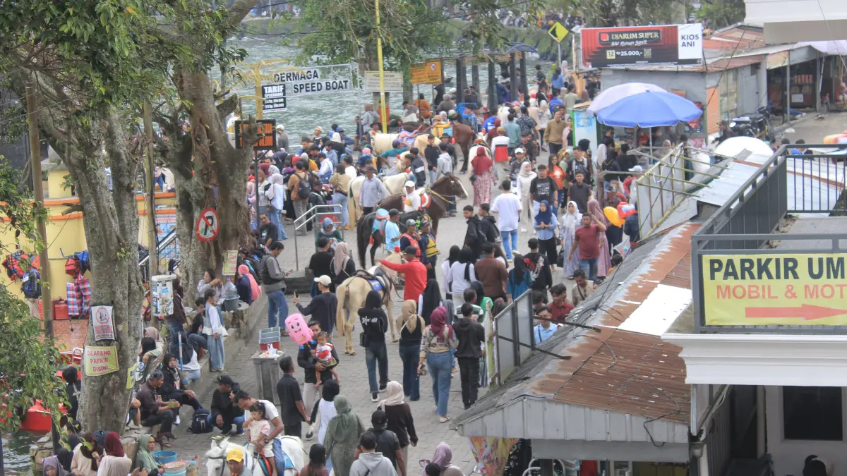 Lonjakan wisatawan di Telaga Sarangan Magetan yang menembus 19 ribu pengunjung saat libur Lebaran 2026. AJI PUTRA/JAWA POS RADAR MAGETAN
