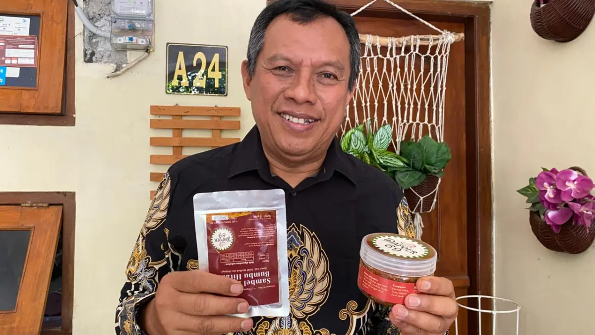 Pelaku UMKM Madiun menunjukkan produk sambel pecel Dapoer 69 yang kini dipasarkan secara nasional melalui platform online. BAGAS BIMANTARA/RADAR MADIUN