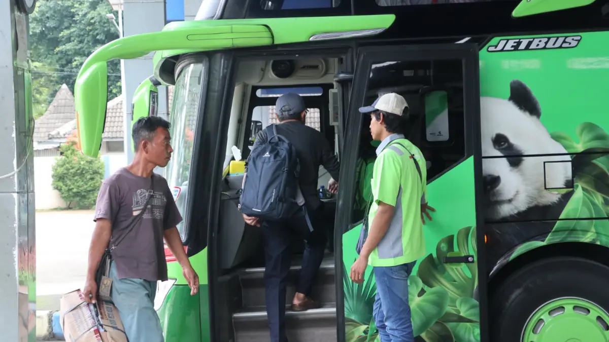 Penumpang memadati Terminal Tipe A Seloaji Ponorogo saat puncak arus balik Lebaran 2026. SUGENG DWI N/RADAR PONOROGO