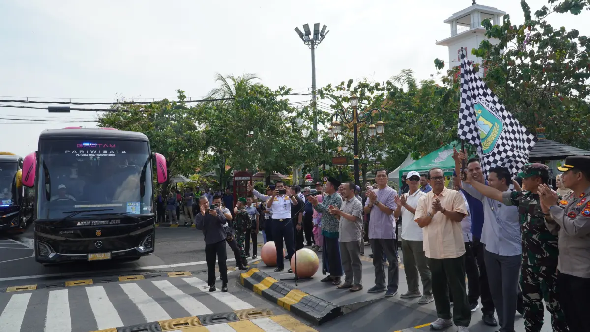 Peserta program balik gratis Pemkot Madiun bersiap diberangkatkan menuju Jakarta dan Surabaya menggunakan armada bus. FOTO: HENGKY RISTANTO/RADAR MADIUN