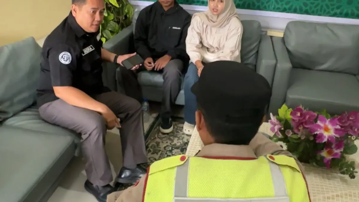 Petugas kepolisian berjaga di kawasan Telaga Sarangan saat libur Lebaran 2026 untuk menjaga keamanan wisatawan. FOTO: POLRES MAGETAN