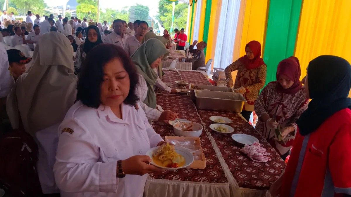 ASN Pemkab Madiun menikmati sajian opor ayam usai halalbihalal di Pendopo Ronggo Djoemeno. LODITYA FERNANDES/RADAR MADIUN