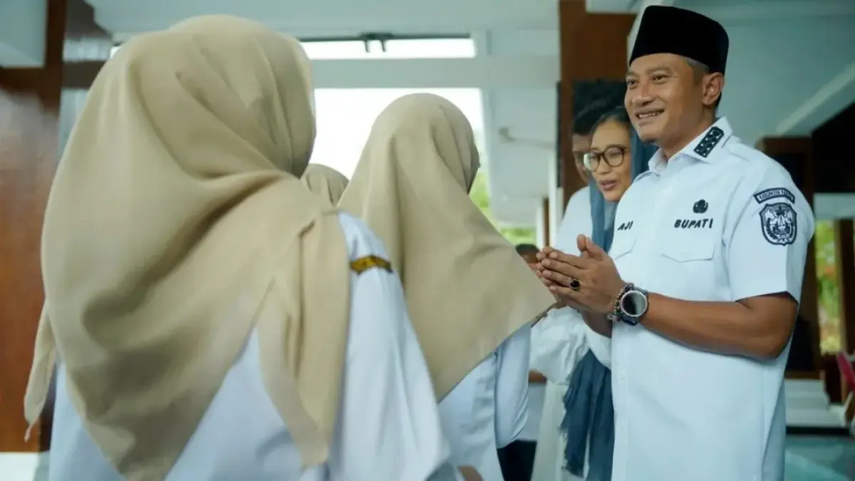 Bupati Pacitan Indrata Nur Bayuaji bersalaman dengan ASN saat halalbihalal usai Lebaran 2026. FOTO: PROKOPIM PEMKAB PACITAN