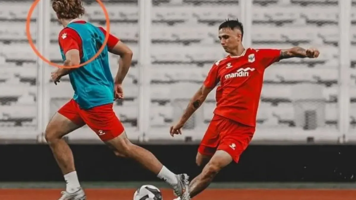 Eliano Reijnders dan seorang pemain misterius berlatih jelang FIFA Series 2026. (FAJAR)