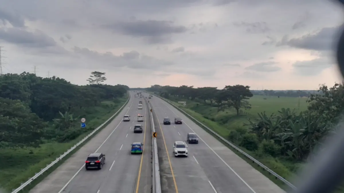 Kondisi ruas Tol Solo–Ngawi yang mulai dipadati kendaraan saat arus balik Lebaran 2026. FOTO: ASEP SYAEFUL/RADAR NGAWI