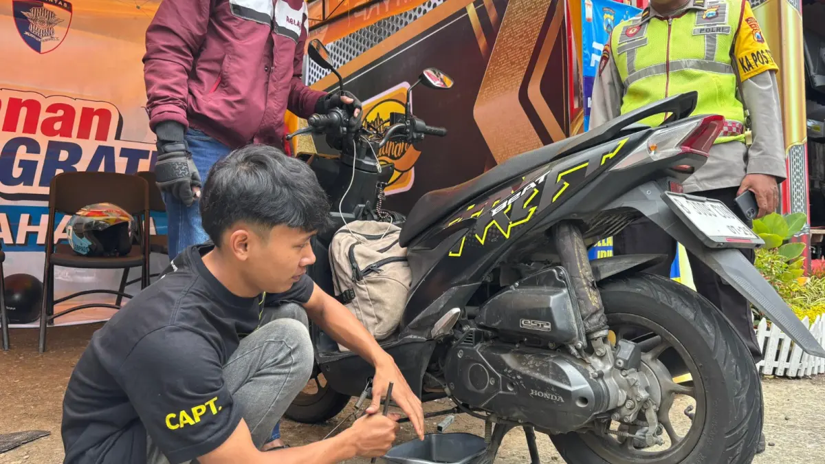 Pemudik memanfaatkan layanan bengkel gratis Polres Magetan di Pos Terpadu Sarangan selama Operasi Ketupat 2026. FOTO: SATLANTAS POLRES MAGETAN