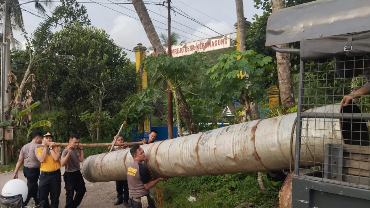 Petugas gabungan TNI-Polri membongkar meriam pendem di Pacitan menjelang Lebaran 2026. DOK RADAR PACITAN