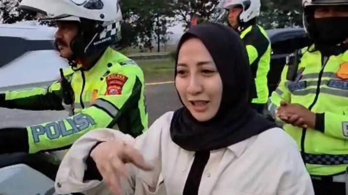 Petugas mengevakuasi seorang istri menggunakan moge usai tertinggal suaminya di Rest Area Tol Cipali. (Dok Satlantas Polres Indramayu)