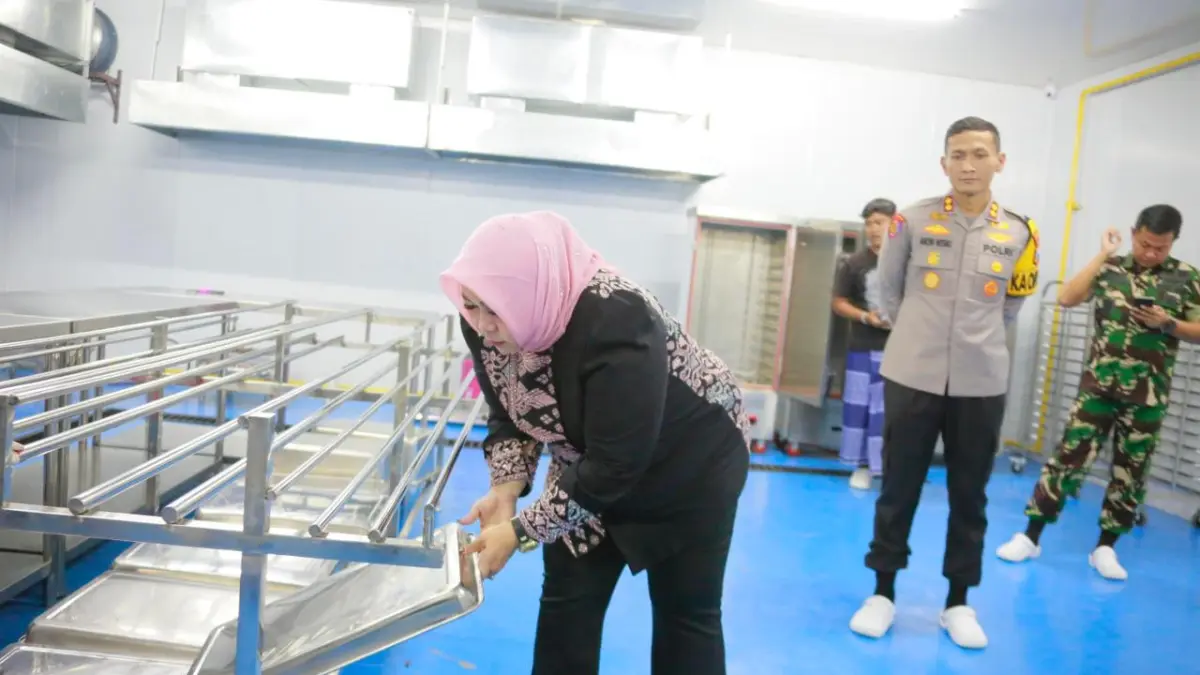 Plt Bupati Ponorogo meninjau dapur SPPG sebagai bagian dari pengawasan program makan bergizi gratis (MBG). SUGENG DWI N/RADAR PONOROGO