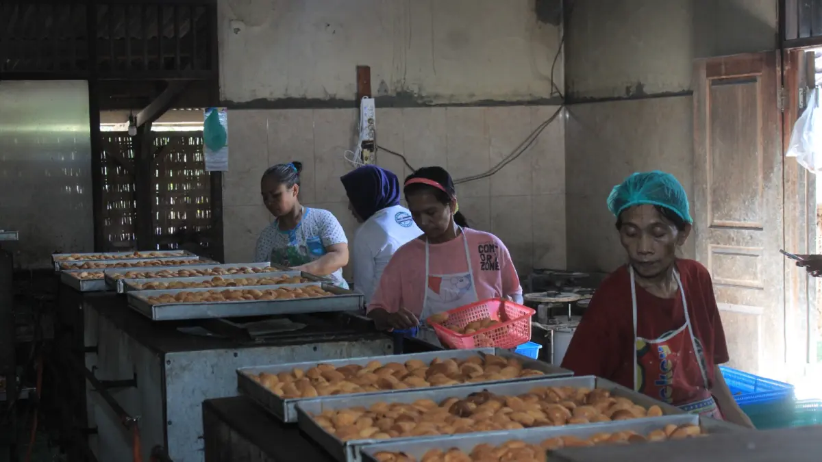Proses produksi bolu rahayu di Magetan yang laris diburu pemudik sebagai oleh-oleh Lebaran 2026. AJI PUTRA/RADAR MAGETAN