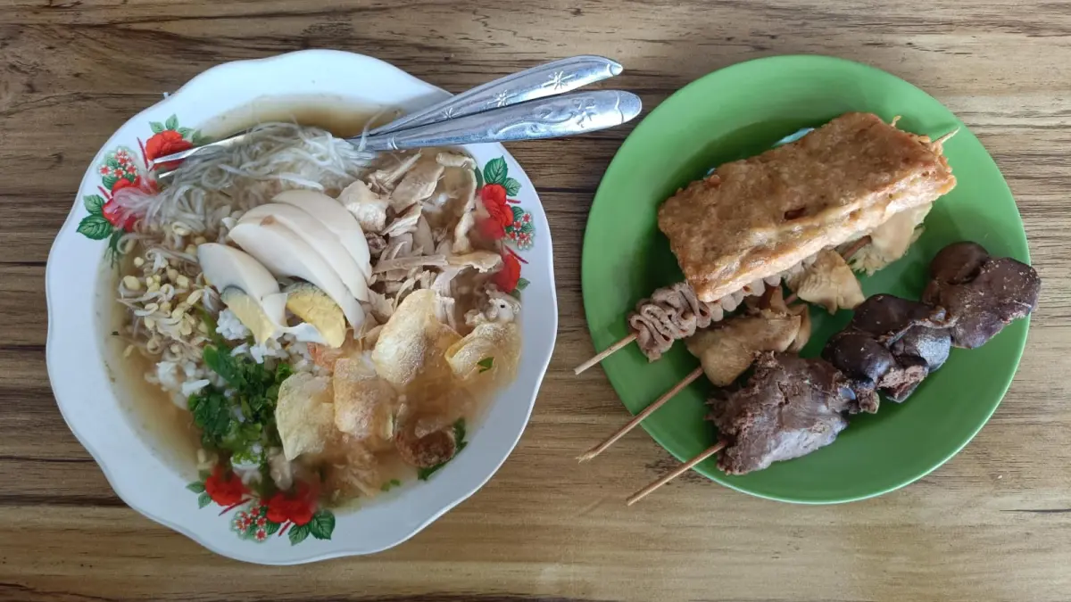 Soto pinggir sawah di tengah Kota Madiun, kuliner langganan wali kota yang rasanya cocok dinikmati bersama keluarga saat liburan panjang lebaran. (BAGAS BIMANTARA/JAWA POS RADAR MADIUN) 