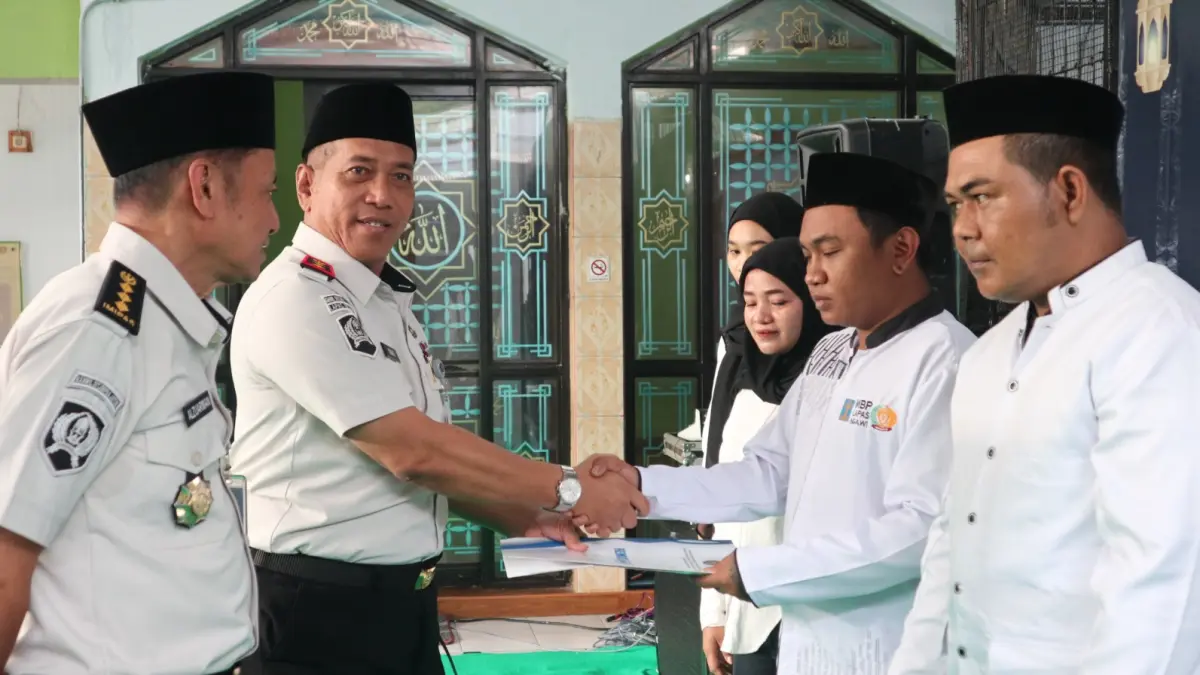 Warga binaan Lapas Kelas II B Ngawi menerima remisi Idul Fitri 1447 Hijriah. LODITYA FERNANDES/RADAR NGAWI