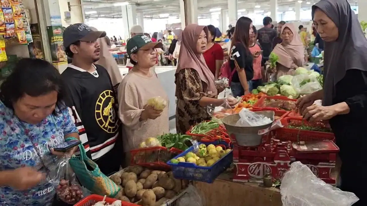 Aktivitas jual beli di Pasar Besar Ngawi saat harga bahan pokok melonjak usai Lebaran 2026. ASEP SYAEFUL/RADAR NGAWI