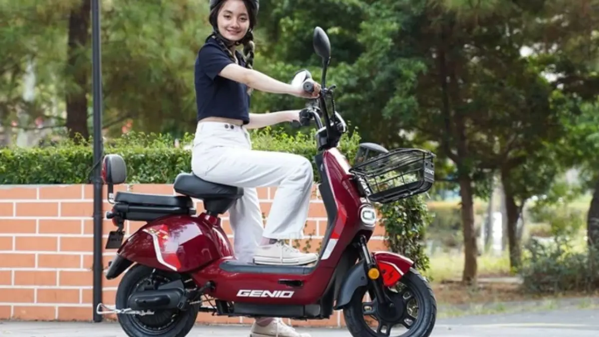 Ilustrasi model mengendarai motor listrik. (GENIO)
