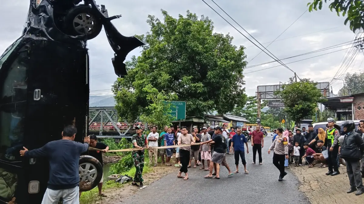 Mobil Toyota Avanza terperosok ke sungai setelah menabrak sepeda motor di Arjosari, Pacitan. FOTO: ISTIMEWA