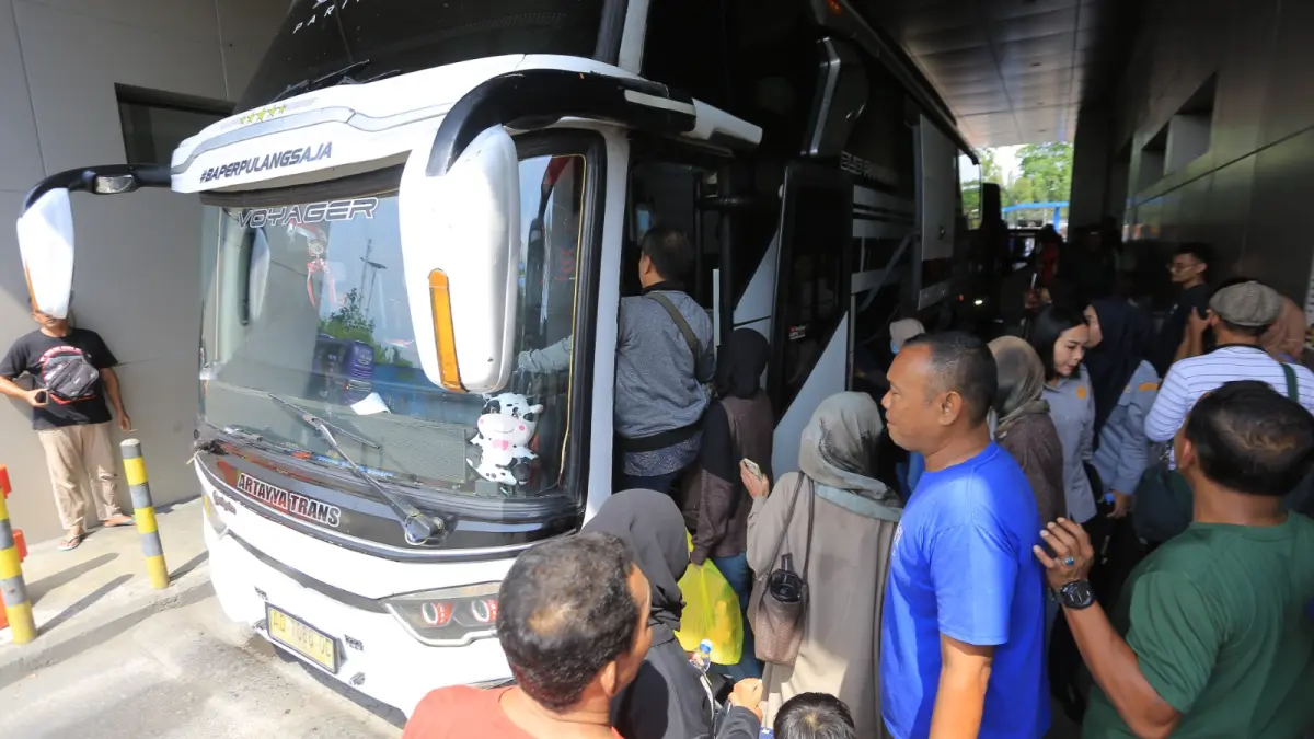 Pemudik memadati Terminal Purbaya Madiun saat arus balik Lebaran 2026 dengan lonjakan penumpang signifikan. BAGAS BIMANTARA/RADAR MADIUN