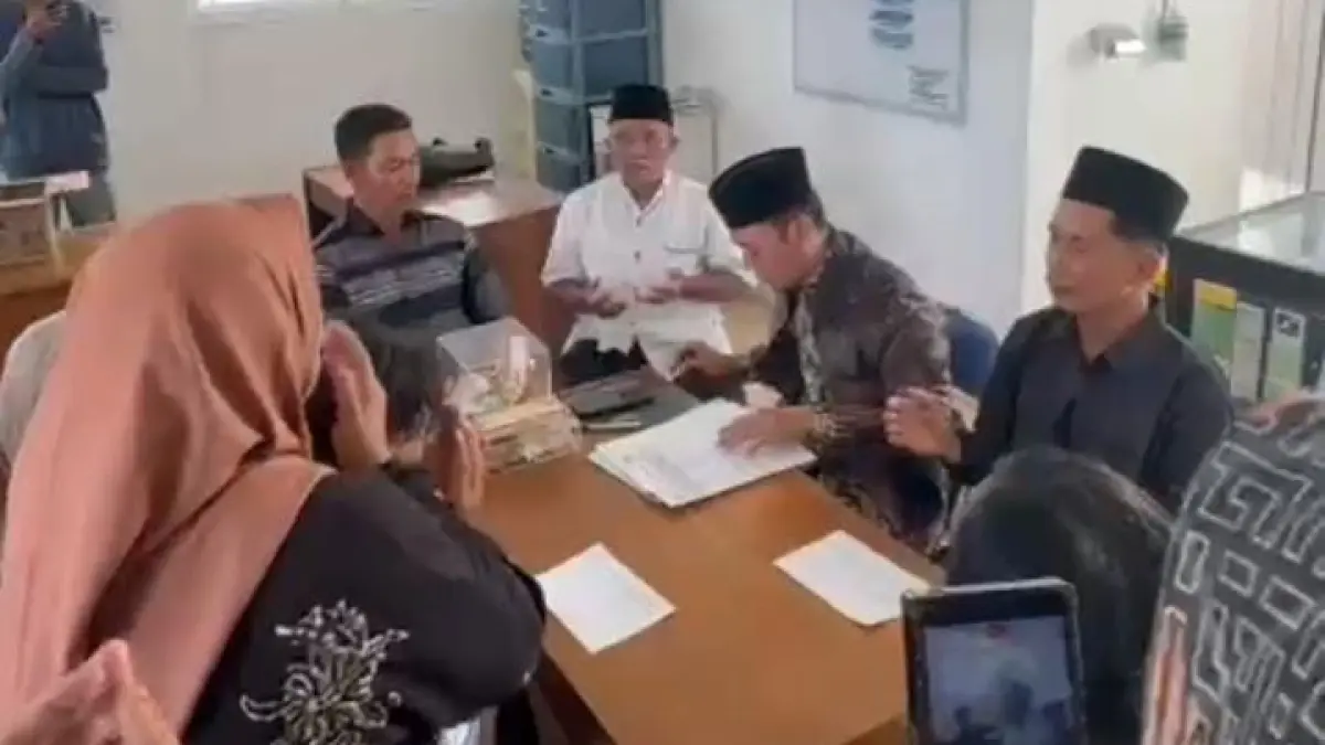 Suasana haru akad nikah di RSUD dr. Darsono Pacitan yang digelar di ruang jenazah usai kecelakaan maut.
