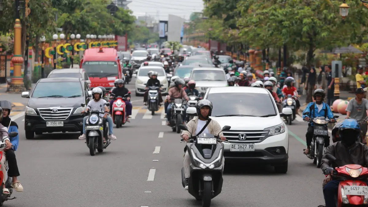Suasana Pahlawan Street Center (PSC) Madiun dipadati pengunjung saat libur Lebaran, dengan kunjungan tembus belasan ribu orang per hari. BAGAS BIMANTARA/RADAR MADIUN