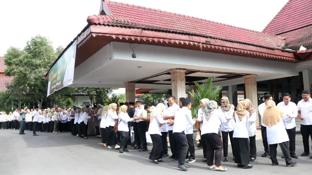 Aktivitas ASN di lingkungan Pemkab Ngawi yang kembali normal tanpa penerapan kebijakan WFA pasca Lebaran. ASEP SYAEFUL/RADAR NGAWI