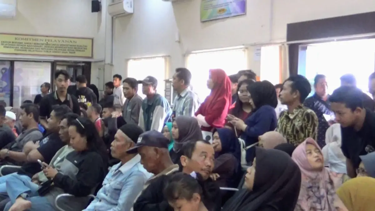 Antrean panjang warga di Kantor Samsat Ngawi saat mengurus pajak kendaraan pasca libur Lebaran. FOTO: TANGKAPAN LAYAR