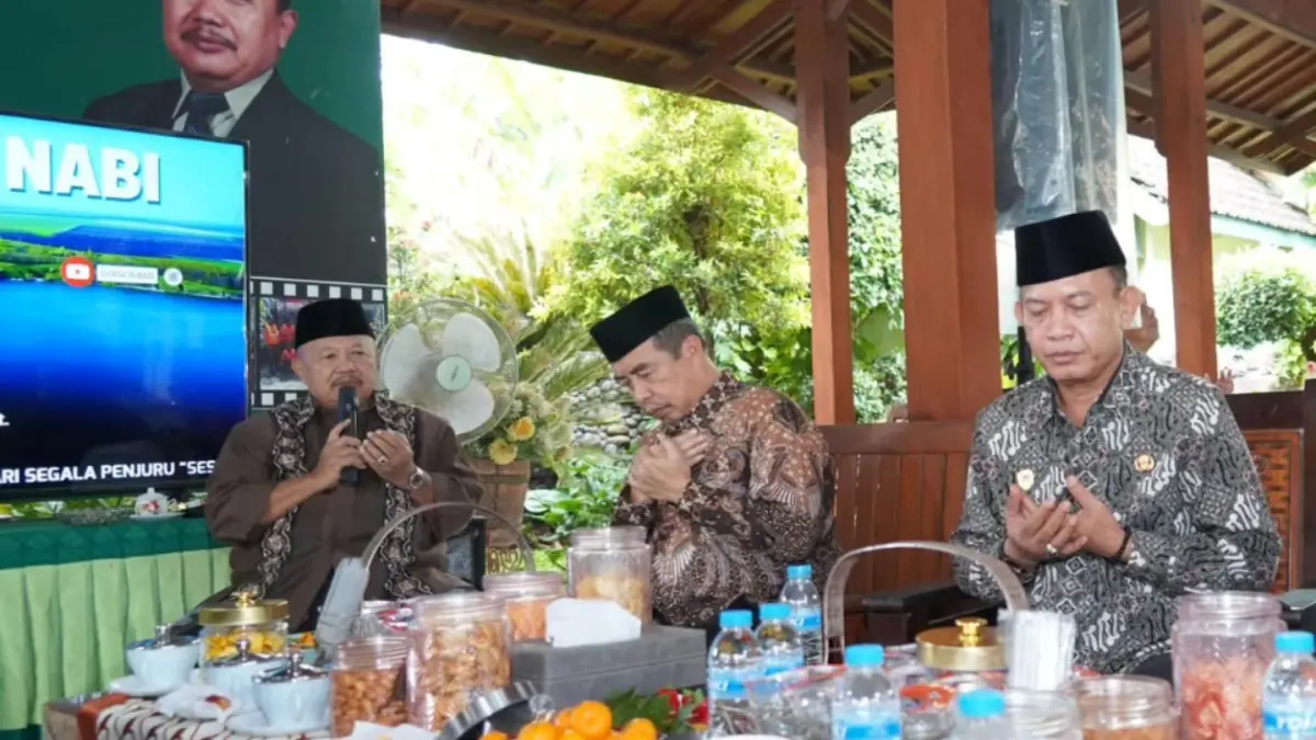 Bupati Madiun Hari Wuryanto bersama Wabup dr. Purnomo Hadi saat menyambangi kediaman kepala daerah terdahulu dalam rangka silaturahmi Lebaran. FOTO: PROKOPIM PEMKAB MADIUN