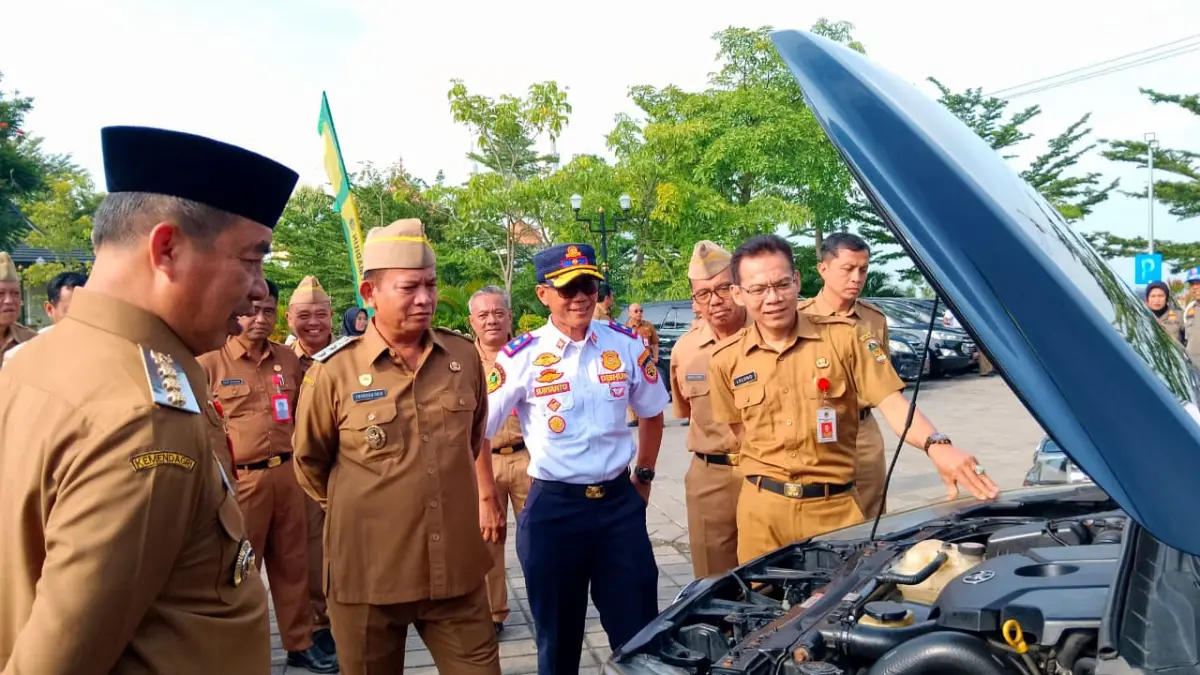 Ilustrasi ASN bekerja menggunakan perangkat digital sebagai bagian dari rencana penerapan skema 4 hari kerja dan 1 hari WFH di Kabupaten Madiun. DOK RADAR MADIUN