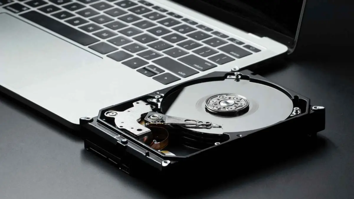Ilustrasi hard disk laptop jadi eksternal.