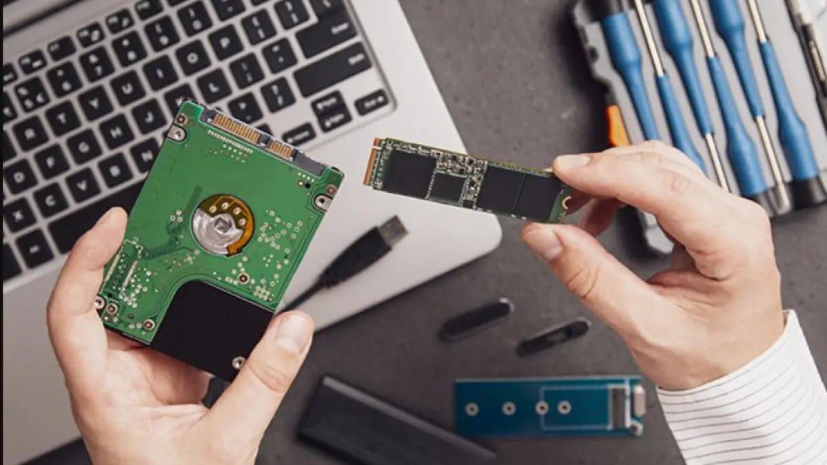 Ilustrasi upgrade laptop HDD ke SSD.