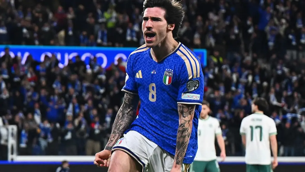 Italia menang 2-0.
