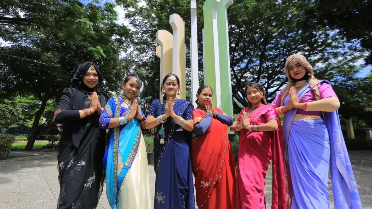 Komunitas Bollywood Madiun menampilkan tarian khas India di ruang publik sebagai konten kreatif sekaligus promosi wisata. BAGAS BIMANTARA/RADAR MADIUN