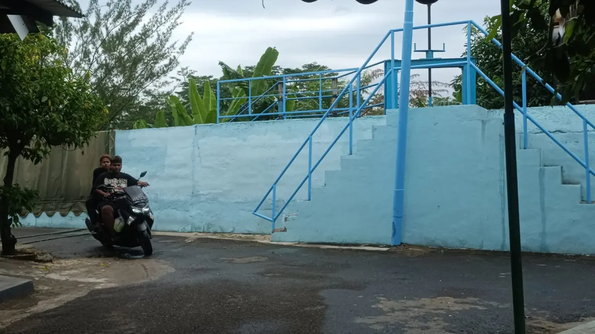 Kondisi tangga dan tembok beton di lokasi kecelakaan di Arjowinangun, Pacitan, yang menjadi titik benturan korban saat insiden terjadi. NUR CAHYONO/RADAR PACITAN