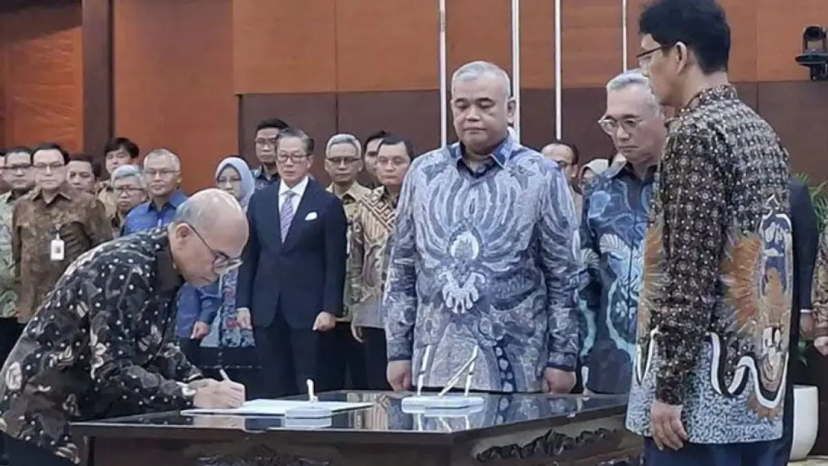 Menkeu Purbaya Yudhi Sadewa (kanan) melantik Robert Leonard Marbun sebagai Sekjen Kemenkeu di Jakarta, Jumat (27/3). (ANTARA)